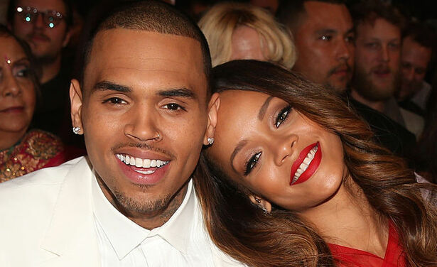 Chris Brown probeert goed te praten dat hij Rihanna heeft mishandeld in deze video