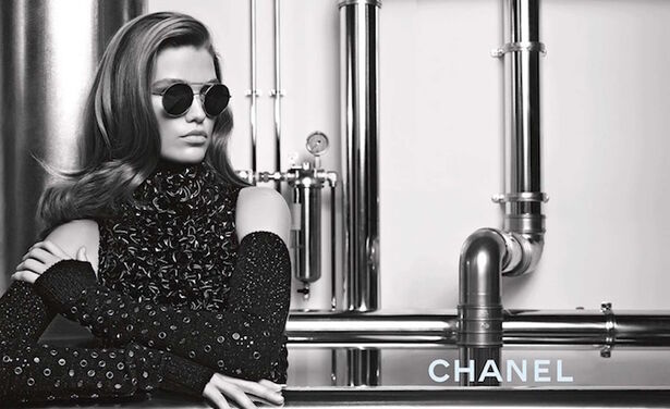 De Nederlandse schone Luna Bijl is het gezicht van Chanel's brillencollectie van dit najaar