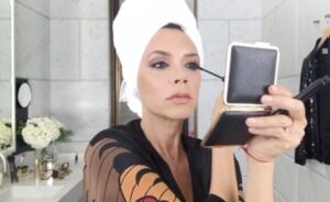 Victoria Beckham laat ons zien hoe je de perfecte red carpet ready eye make-uplook maakt