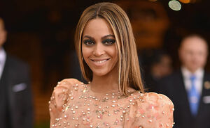 Beyoncé van top tot teen gehuld in Gucci look met een erg bijzonder jasje