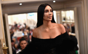 Hair make-over: Kim Kardashian heeft nu lang grijs (!)  haar