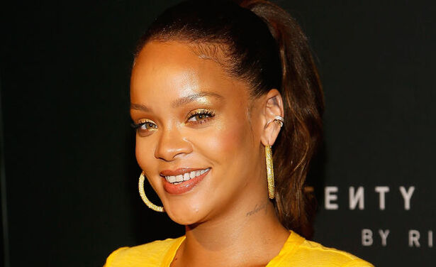 Rihanna verschijnt bij lancering Fenty Beauty met een outfit die bij niemand flatterend is...
