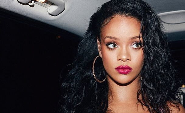 Het lijkt er sterk op dat Rihanna dit Instagram kiekje heeft laten photoshoppen