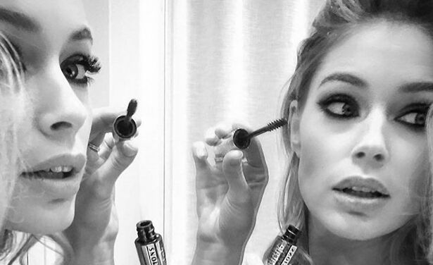 Make-upartiest van de sterren heeft de truc hoe je makkelijk waterproof mascara kunt verwijderen