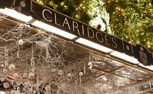 Karl Lagerfeld gaat de kerstboom in het luxe Claridges hotel in Londen versieren