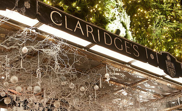 Karl Lagerfeld gaat de kerstboom in het luxe Claridges hotel in Londen versieren