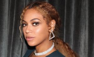 Beyoncé doet de meest epic hairflip in haar outfit voor de bruiloft van Serena Williams