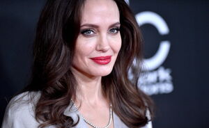 Dit meisje onderging 50 operaties om op Angelina Jolie te lijken en het resultaat is shocking