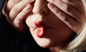 M∙A∙C Cosmetics slaat de handen ineen met deze blonde artieste voor de nieuwe VIVA GLAM lipstick