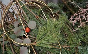 Kerstinspiratie: zelfgemaakte Scandinavische kerstkransen met behulp van een metalen ring