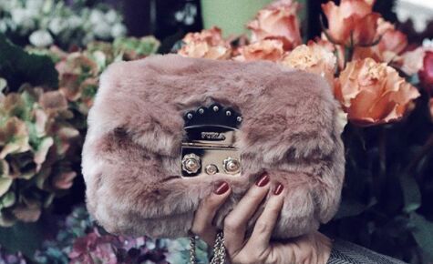 Dit roze fluffy Furla tasje staat héél hoog op onze wish list