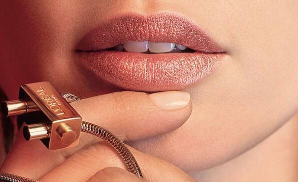 De eerste beelden van de L'Oréal X Balmain lipstick
