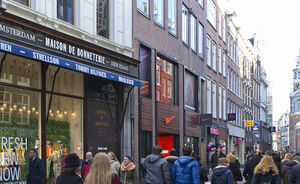 "Deze giga budget store in de Amsterdamse Kalverstraat gaat haar deuren sluiten"