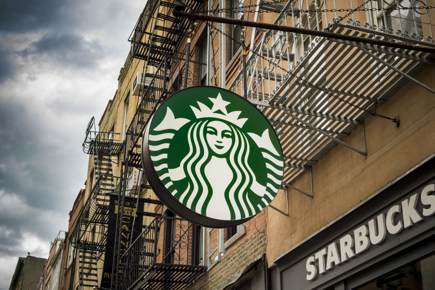 Het Starbucks logo heeft een vreemd detail en dit is de reden erachter...
