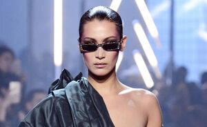 Bella Hadid beging een pijnlijk modefoutje op de catwalk tijdens Paris Haute Couture Week