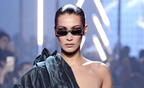 Bella Hadid beging een pijnlijk modefoutje op de catwalk tijdens Paris Haute Couture Week