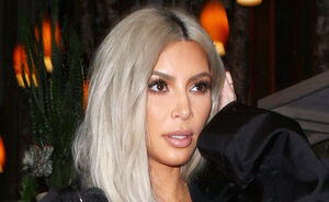 Kim Kardashian gaat nu met een erg gewaagde haarkleur door het leven