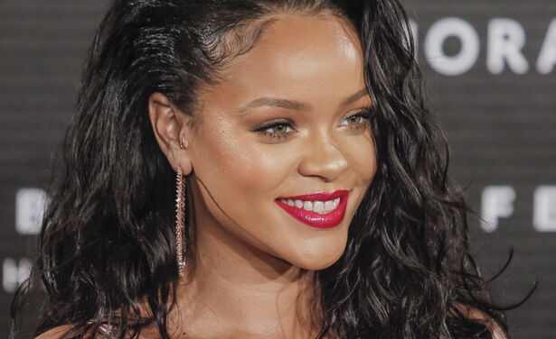 Rihanna plaatst een make-up tutorial en mannen doen haar op hilarische wijze na