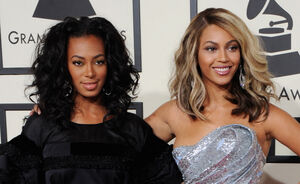 Beyoncé kukelt omver samen met zusje Solange tijdens optreden Coachella
