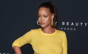 Rihanna showt beelden van haar striae en beenhaar op Instagram