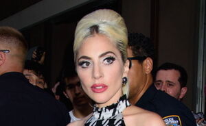 Lady Gaga hult zichzelf op één dag in drie geweldige retro outfits
