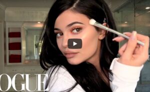 Kylie Jenner doet haar make-uproutine bestaande uit 37 (!) stappen voor aan Vogue