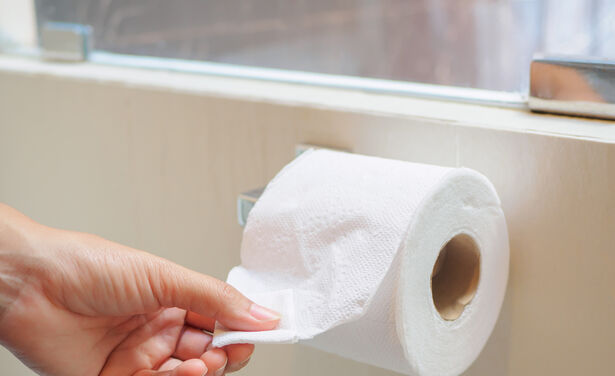 Dit is waarom je de toiletrol met het velletje papier erover zou moeten ophangen...