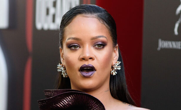 Rihanna prijkt op het septembernummer van de Britse Vogue maar er is iets met haar wenkbrauwen