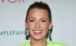 Blake Lively trapt perstour voor A Simple Favor af in 5 waanzinnige outfits