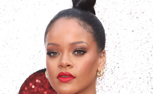 Zien: Rihanna duikt weg zodra haar zojuist getrouwde vriendin het bruidsboeket gooit