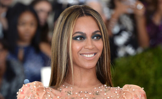 Beyoncé was jarig en vierde dat onder andere door fans te trakteren op een groot cadeau