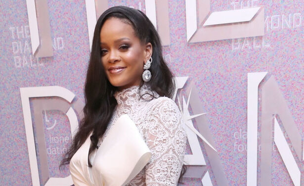 Rihanna zag er beeldschoon uit in een unieke jurk met jumpsuit combinatie tijdens haar jaarlijkse Diamond Ball