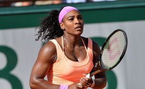 Serena Williams zingt 'I Touch Myself' terwijl ze haar borsten vasthoudt om een belangrijke reden
