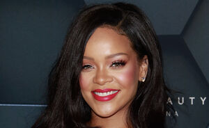 Rihanna draagt een complete slangenprint outfit en alleen zij kan hiermee wegkomen