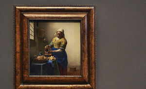 Het Melkmeisje van Vermeer gaat op reis naar Japan in een luxe designkoffer