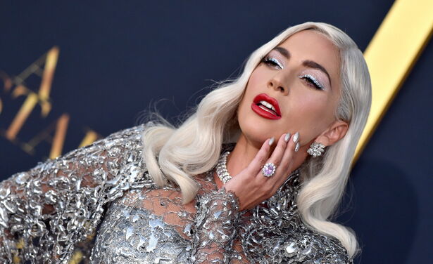 Lady Gaga bevestigt dat ze verloofd is + alle details over haar giga verlovingsring