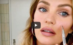 Candice Swanepoel laat zien hoe ze haar natuurlijke make-up aanbrengt + faux sproetjes