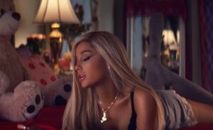 Ariana Grande's epic clip voor Thank U, Next' is een ode aan iconische romcoms