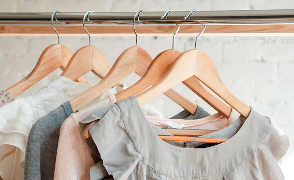 Deze kledingkast hack helpt je kleding weg te doen