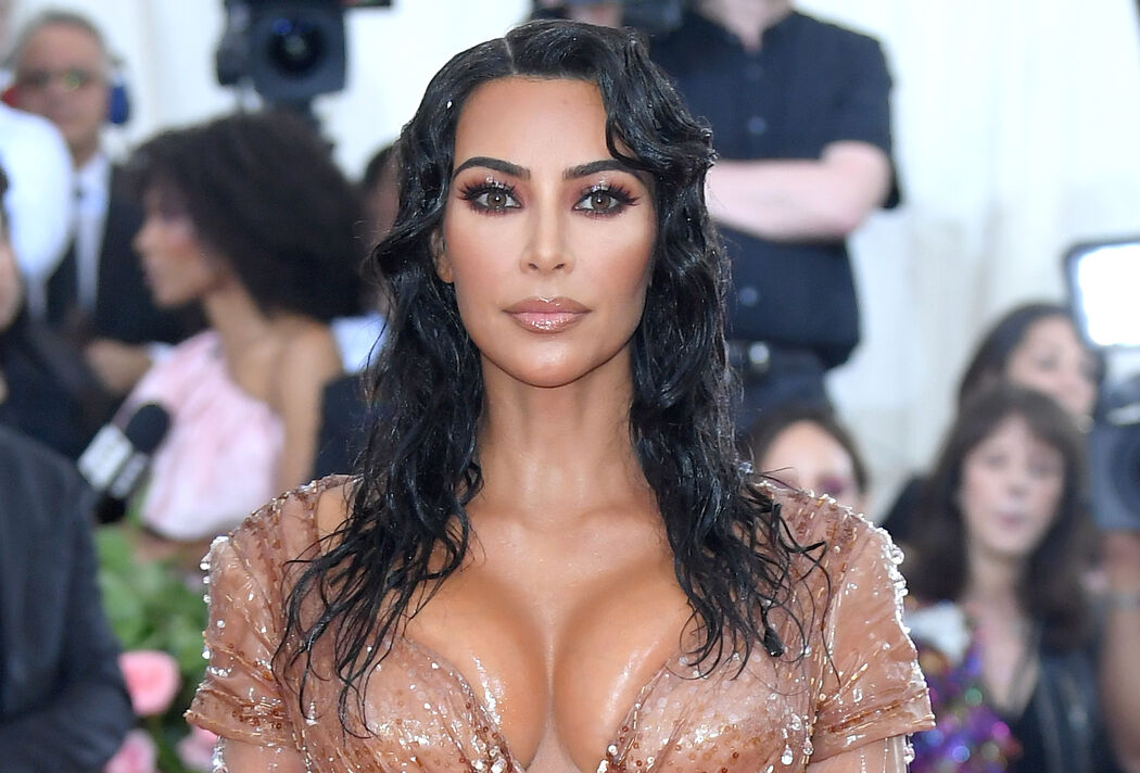 Kim Kardashian wordt op de vingers getikt omdat ze van dit kledingstuk een handelsmerk gemaakt heeft