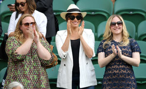 Meghan Markle moedigt vriendin Serena aan tijdens Wimbledon in casual outfit met ode aan Archie