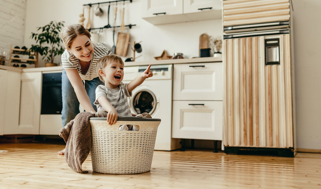 Met deze 5 tips creëer je een schoonmaakroutine waarbij het hele gezin helpt