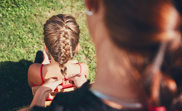 Maak de outfit van je kind compleet met deze 7 gevlochten haarstijlen