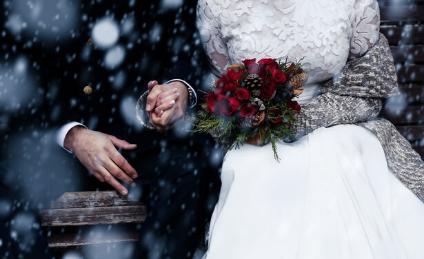 5 geweldige outfits om te dragen als gast op een winterse bruiloft