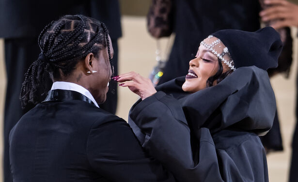 Zien: A$AP Rocky vraagt Rihanna ten huwelijk in nieuwe videoclip