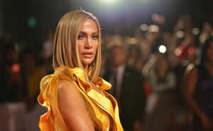 Powervrouw: Jennifer Lopez volledig uit de kleren voor 53e verjaardag