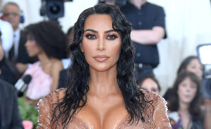 Onherkenbaar: Kim Kardashian in blote billen op cover Interview Magazine