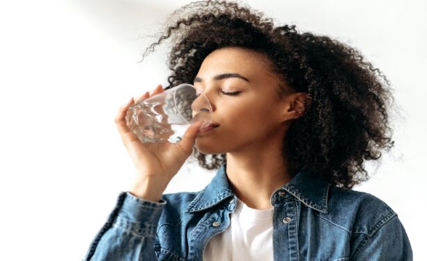 Waarom je je dag moet starten met een glas water