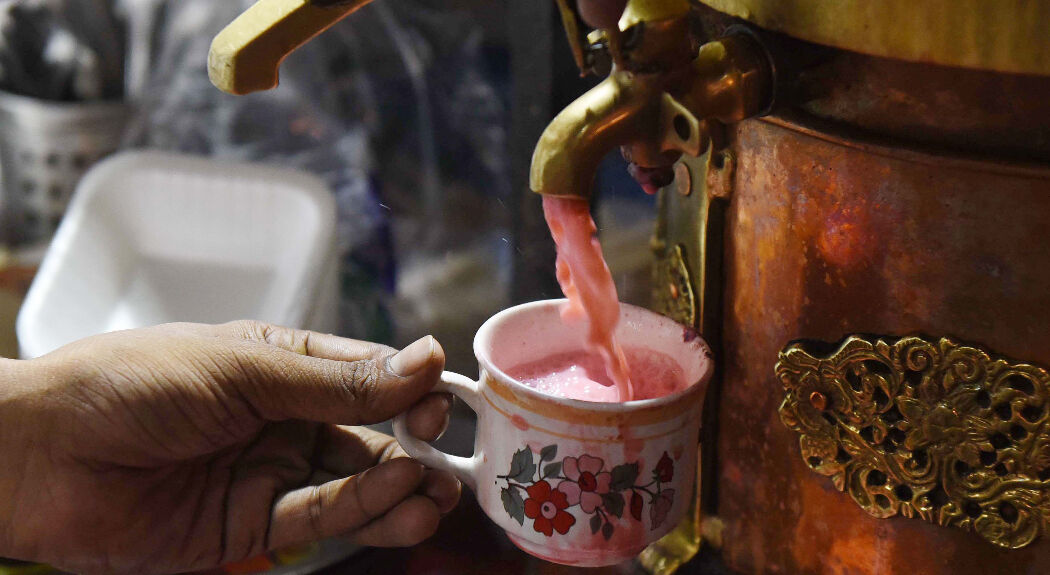 Recept: dit is hoe je Afghaanse/Kashmiri roze chai maakt