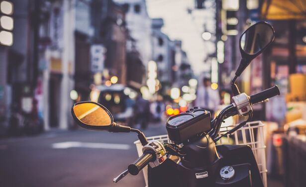 Elektrisch rijden is hot, maar hoe zit het met je scooterverzekering?